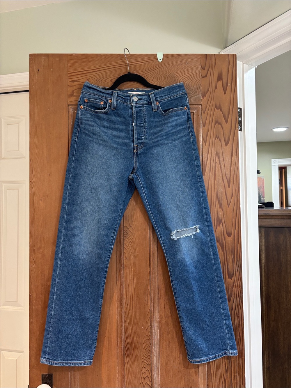 Levi’s Distressed Wedgie Straight Jeans in Classic Medium Blue - Size 29